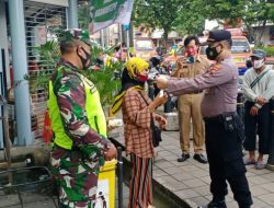 Bersama Tiga Pilar, Danramil 13/Semarang Selatan Terus Ingatkan Protokol Kesehatan