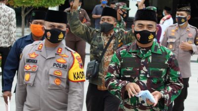 Para Jamaah Sholat Jum’at di Masjid Agung Demak Dapat Masker Gratis