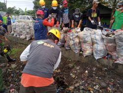 Gabungan Ormas Bogor Barat Bersihkan Sampah Pinggir Jalan