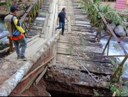 Warga Mengeluh Jembatan Cirendang Ambruk, Berharap Perhatian Pemkab Sukabumi