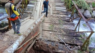 Warga Mengeluh Jembatan Cirendang Ambruk, Berharap Perhatian Pemkab Sukabumi