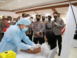 Kapolri Tinjau Vaksinasi Massal di Manado