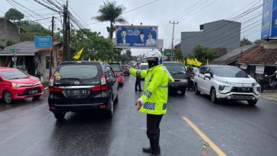 Hujan Tak Halangi Semangat Personel Satlantas Polres Sukabumi Kota Berikan Pelayanan Gatur Pagi
