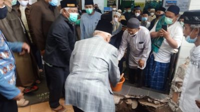 Ketua MUI Kota Bandung Meletakkan Batu Pertama Pembangunan Masjid Al-Ikhlash