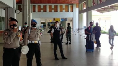 Varian Omicron Mulai Merebak, Polsek Udara Kembali Gencarkan Himbauan Taat Prokes Kepada Pengguna Jasa Bandara
