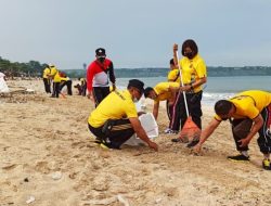Peduli Lingkungan, Kapolsek Kuta Pimpin Aksi Bersih Pantai Di Kedonganan