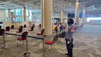 Sambut Kedatangan PPLN Dari Singapura, Kapolsek Udara Siapkan Personil Pam Terminal International Bandara Ngurah Rai