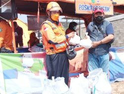 PWI dan IKWI Kota Sukabumi Berikan Bantuan Sembako Korban Bencana Banjir