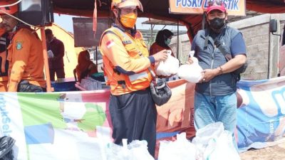 PWI dan IKWI Kota Sukabumi Berikan Bantuan Sembako Korban Bencana Banjir