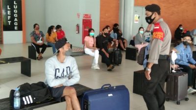 Personil Polsek Udara, Pantau Penerapan Prokes di Bandara Ngurah Rai