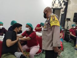 Bhabinkamtibmas Kelurahan Tuban Polsek Kuta Lakukan Pengamanan Dan Pengawasan Prokes Kegiatan Vaksin Booster