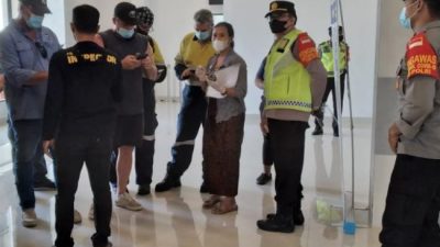 PPLN Orang Asing Turun Di Pelabuhan Benoa, Kapolsek Pimpin Pengamanan Dan Pelayanannya