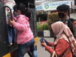 Pakai Kendaraan Dinas, Polres Sukabumi Kota Bantu Warga Yang Terlantar Imbas Aksi Mogok Angkot di Kota Sukabumi