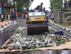 Jelang Ramadhan, Polres Purwakarta Musnahkan Ribuan Botol Miras
