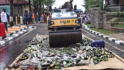 Jelang Ramadhan, Polres Purwakarta Musnahkan Ribuan Botol Miras