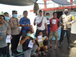 Secara Door to Door, Polsek Palabuhanratu Gelar Vaksinasi di Kapal Nelayan
