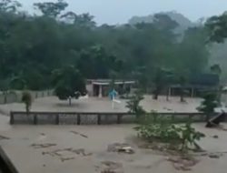 Abrasi Sungai Sampai Pemukiman Warga, Camat Pondoksalam Terjun Langsung Ke Lokasi