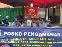 Karangtaruna Se-Kecamatan Pasawahan Bantu Polisi Atur Lalulintas