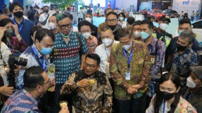 Pameran Mobil Listrik PEVS 2022, Moeldoko dan Uya Kuya Terkesan dengan Kopi Pengalengan Buatan Mitra Binaan PT Indonesia Power Saguling POMU