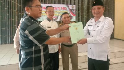 Penyerahan Sertifikat Program PTSL di Saksikan Camat Sukatani dan Kepala Desa Cianting