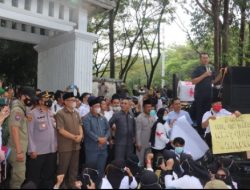 Polisi Kawal Demo Ribuan Fayankes ke DPRD Kabupaten Sukabumi