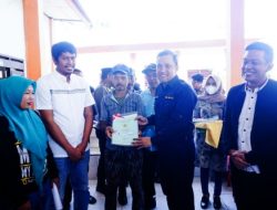 Wakil Bupati H.Paris Yasir Serahkan 100 Sertipikat Tanah di Desa Kalimporo