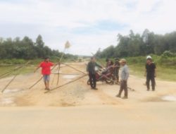 Kades Sarapat Dan Kades Murutuwu Bersama Warga Lakukan Aksi Pemortalan Jalan Lintas Hauling PT. BNJM Diwilayah Desa Murutuwu