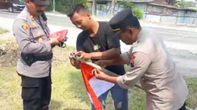 Kapolsek Batangan, Bagikan Sekaligus Mengganti Bendera Merah Putih Milik Warga Yang Warnanya Sudah Pudar