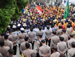 Ricuh Aksi Demo, Saling Dorong Mahasiswa Dengan Aparat