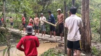 Partisipasi Masyarakat Dusun Ciangkrek Perbaiki Jembatan Gantung Cikadu Cukup Tinggi