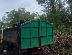 Sopir Angkutan Sampah Tak Perhatikan Penutup Bak, Sampah Berceceran Ditepi Ruas Jalan Sarapat