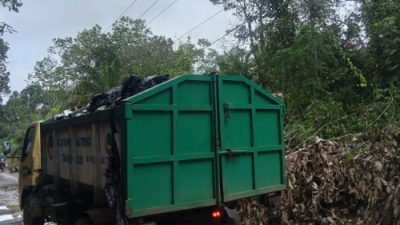 Sopir Angkutan Sampah Tak Perhatikan Penutup Bak, Sampah Berceceran Ditepi Ruas Jalan Sarapat