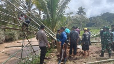 Personil Pos Ramil dan Polsek Purabaya Bantu Warga Bangun Kembali Jembatan Yang Putus