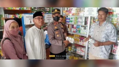 Antisipasi Kasus Gagal Ginjal Akut, Polisi Bersama Nakes Di Kabupaten Sukabumi Sambangi Apotek dan Klinik