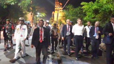 Kapolda Bali Terjun Langsung Kawal Pengamanan Presiden Prancis Yang Jalan Kaki 2 Kilometer