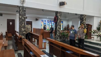 Tim Jibom Satuan Brimob Polda Jabar Sterilisasi Gereja di Kota Sukabumi
