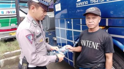 Gencarkan Upaya Preemtif, Polres Sukabumi Kota Sebar Brosur Imbauan di Ops Keselamatan
