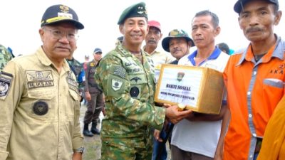 Bupati Iksan Iskandar Bersama Mayjen Nopi Helmy Hadiri Latihan Terjun Payung Raider 432