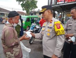 Polsek Cisaat Sukabumi, Lakukan BATASA, Bagikan Puluhan Bugkus Takjil