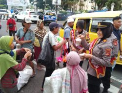 Polisi Cantik di Kota Sukabumi Bagikan Puluhan Takjil Gratis