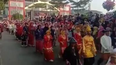 Ribuan Peserta Meriahkan Kirab Budaya Merah Putih