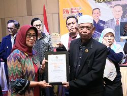 Ketua Dewan Pers Ninik Rahayu Serahkan Penghargaan PWI Sumsel Award 2023