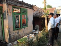 Arsan Latif Tinjau Lokas Kebakaran di Ciseupan