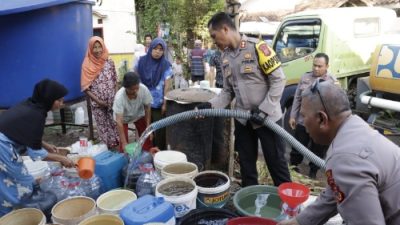 Kemarau Panjang Kekeringan, Kampung Pangasinan Binangun.Dapat Bantuan Air Bersih dari Polres Banjar