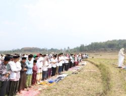 Pj.Bupati Bandung Barat Ikuti Sholat Istisqo Bersama Warga