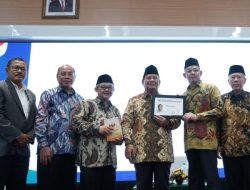 VIDEO: Prabowo Terima Kartu Anggota Kehormatan Muhammadiyah di UM Surabaya