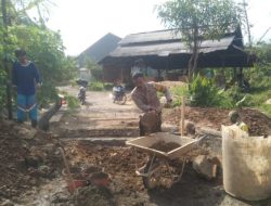 Sinergi Gotong Royong Bhabinkamtibmas Desa Sinartanjung Bersama Warga Bangun Jembatan Dusun