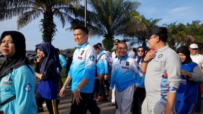 Bupati Panca dan Wakil Bupati H. Ardani Meriahkan HUT OI Ke-20 dengan Jalan Santai dan Senam Bersama