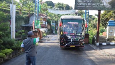 Terjadi Longsor, Pj. Bupati Bandung Barat Terjun Langsung Hentikan Kendaraan Bertonase Besar Yang Melewati Cihideung