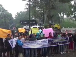 VIDEO: Satpol-PP Kab. Sukabumi Jaga Massa Aksi Unjuk Rasa di Cimenteng – Lengkong